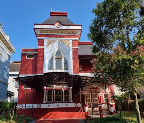 Villa Private Red Victorian – Kota Bunga, Puncak