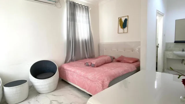 Kamar tidur utama di villa 5 kamar Puncak Bogor