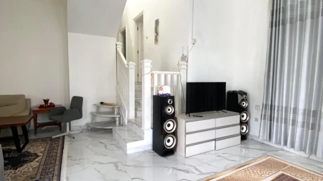 Ruang keluarga luas di private villa 5 kamar Puncak