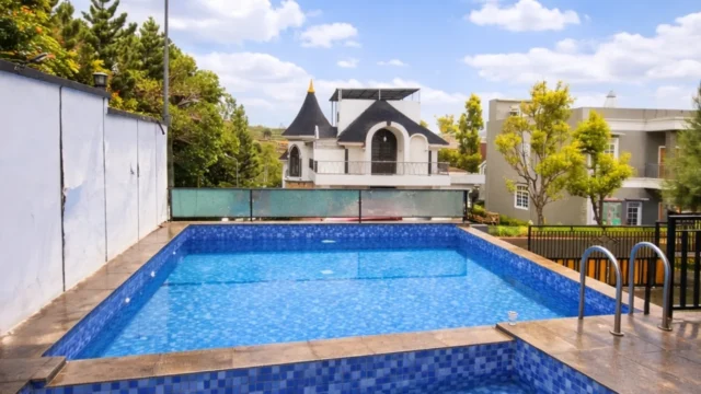 Kolam renang pribadi di villa 5 kamar Puncak dekat Le Eminence